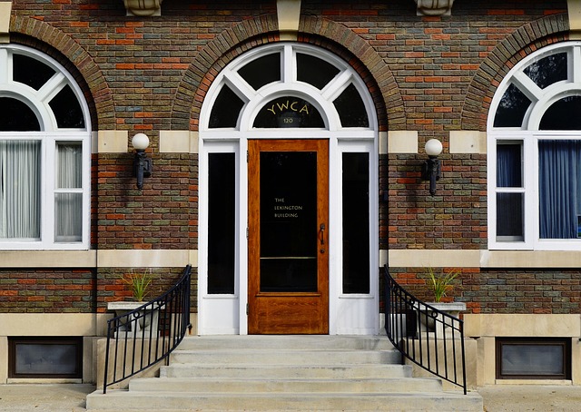 Vchodové dveře jsou kvalitní a z plastu. 